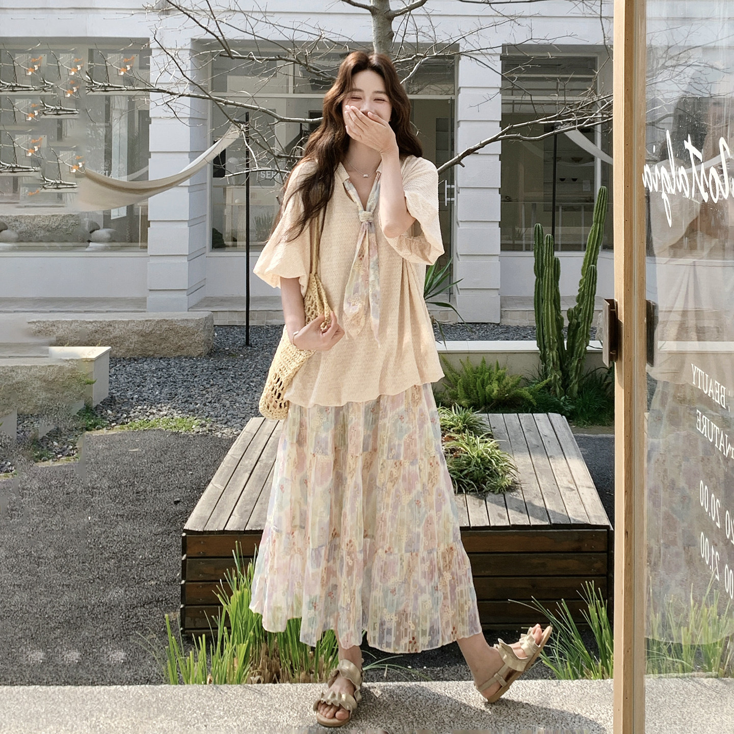 初夏温柔慵懒风穿搭套装2026新款松弛感丝巾上衣碎花半身裙两件套
