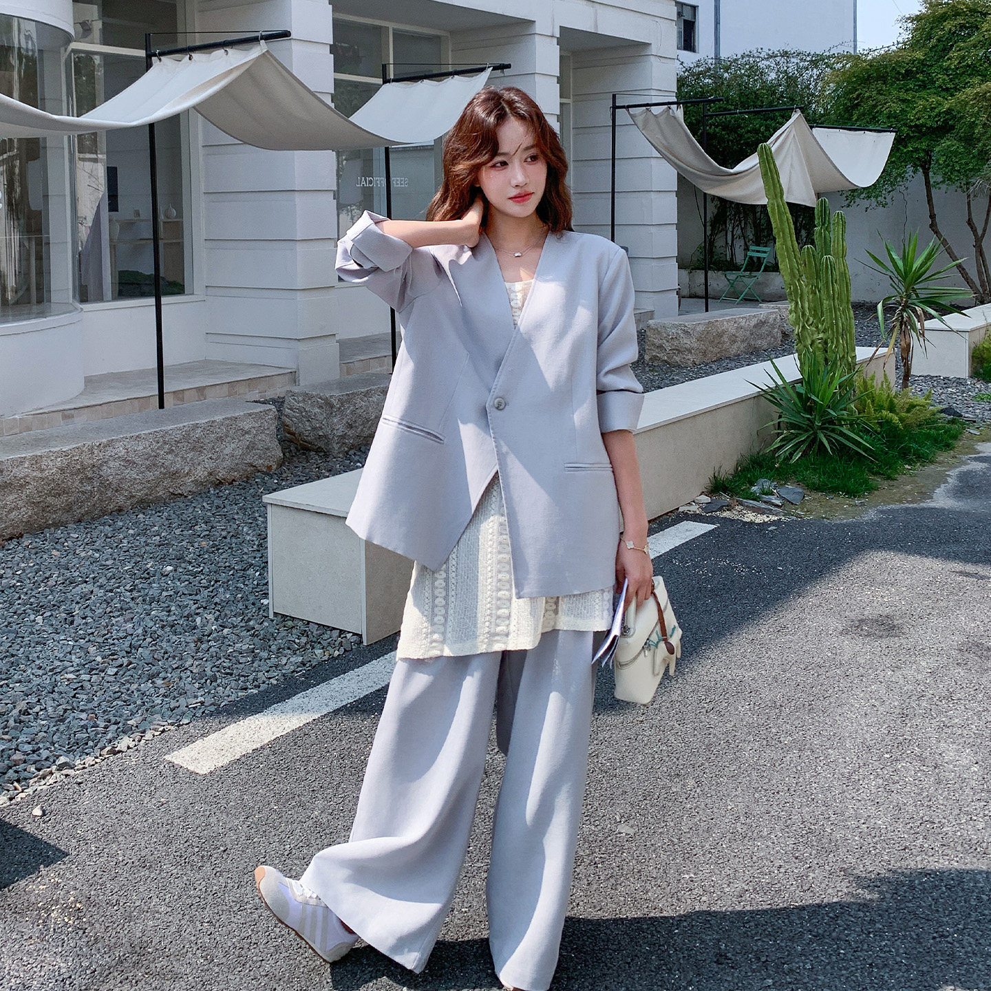 浅蓝色时尚设计感V领西装套装女2026春新款蕾丝背心直筒裤三件套