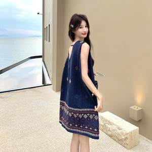 无袖V领刺绣连衣裙女夏宽松