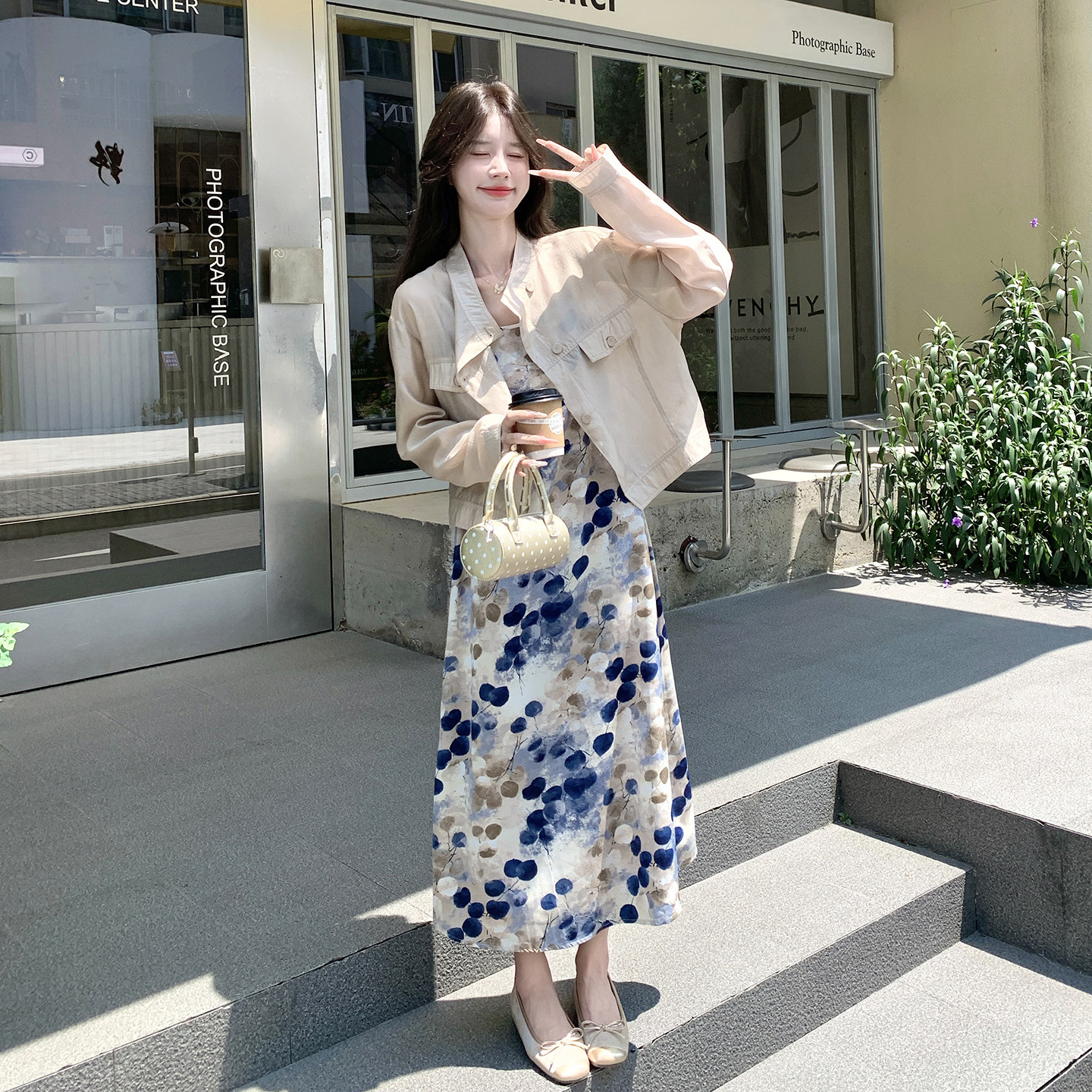 早秋绝美气质水墨风碎花吊带裙套装女2026新款酷飒立领夹克两件套