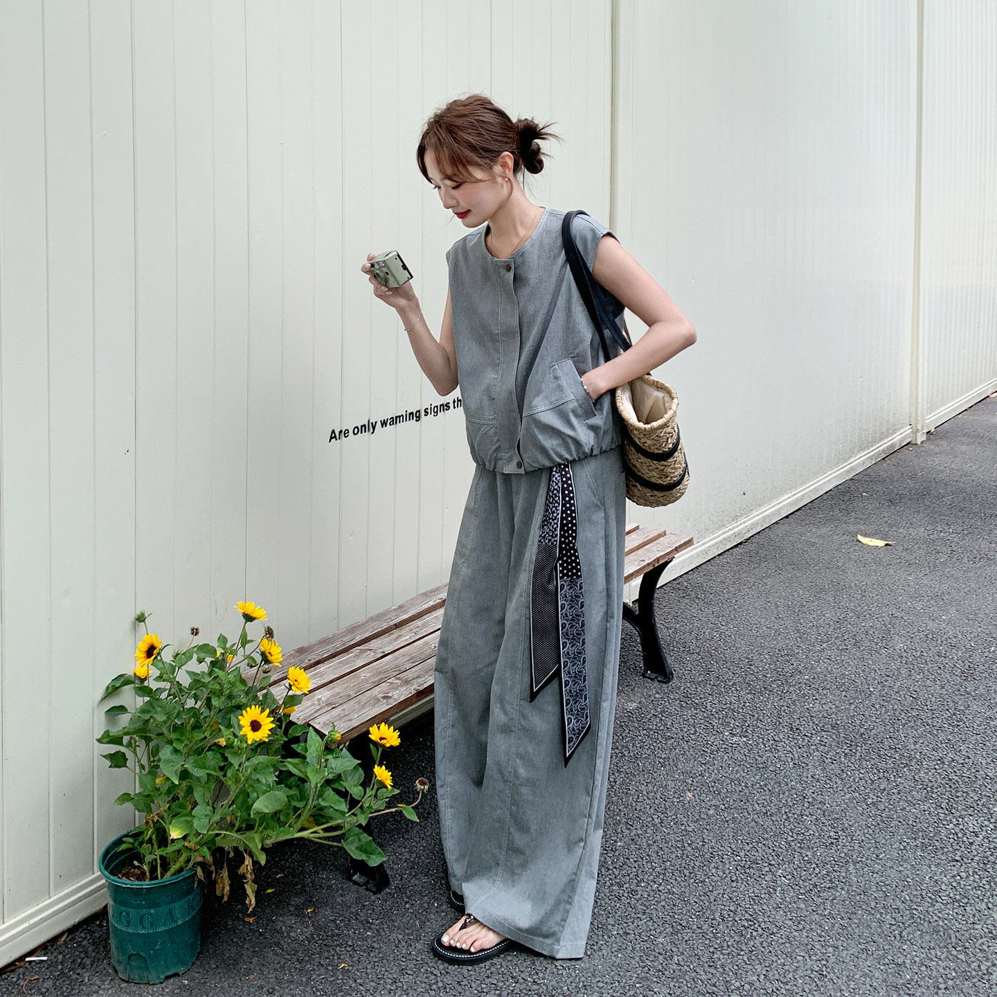 灰色时尚设计感工装圆领马甲套装女2026夏季新款高腰阔腿裤两件套