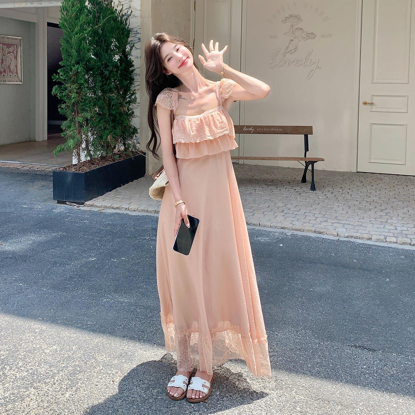 粉色法式纯欲白月光蕾丝花边吊带连衣裙女2026夏季新款高级感长裙