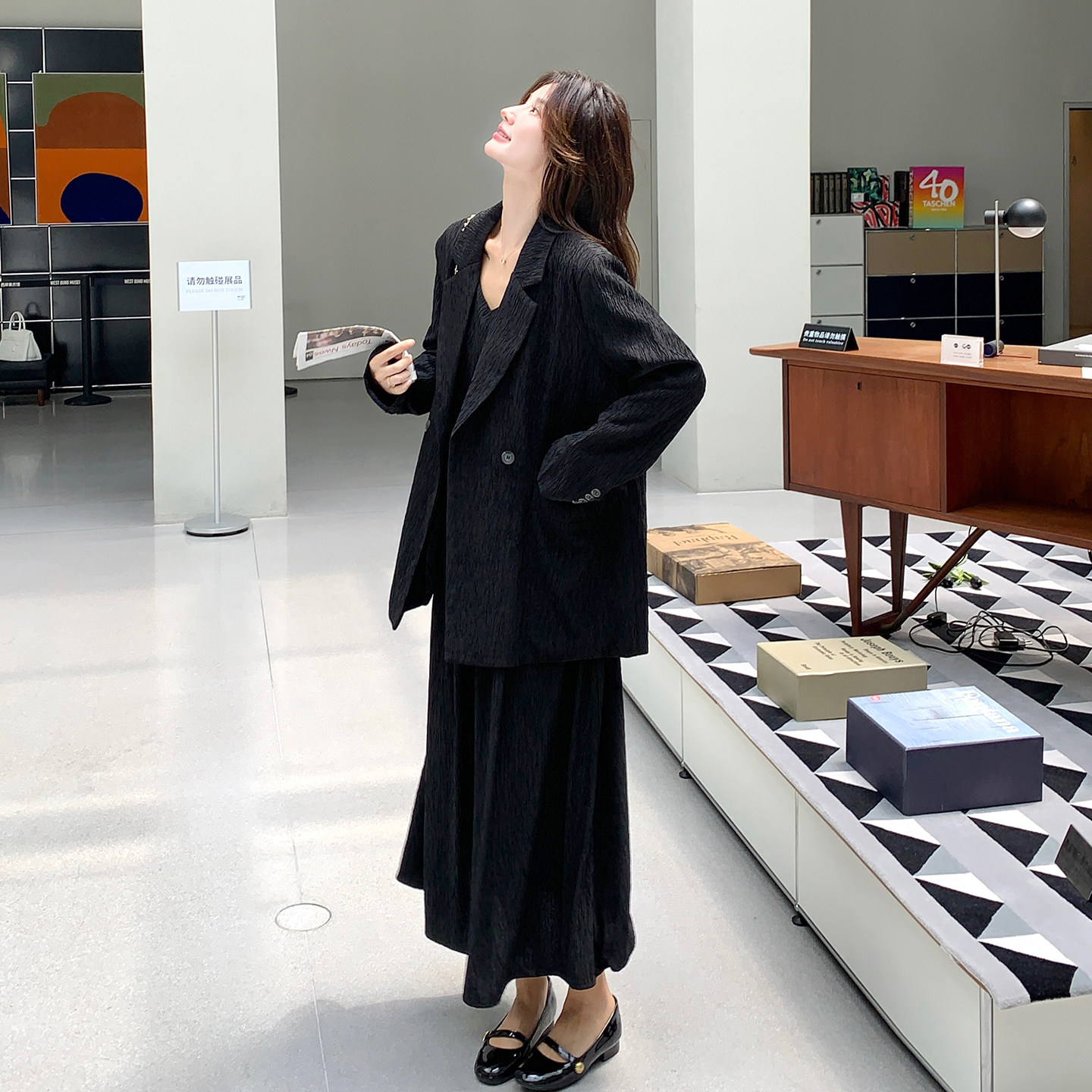 黑色盐系慵懒轻熟风穿搭套装女2026春新款高级感西装吊带裙两件套