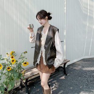 咖美拉德咖色文艺风PU皮马甲套装女2026春新款蕾丝花边衬衫两件套