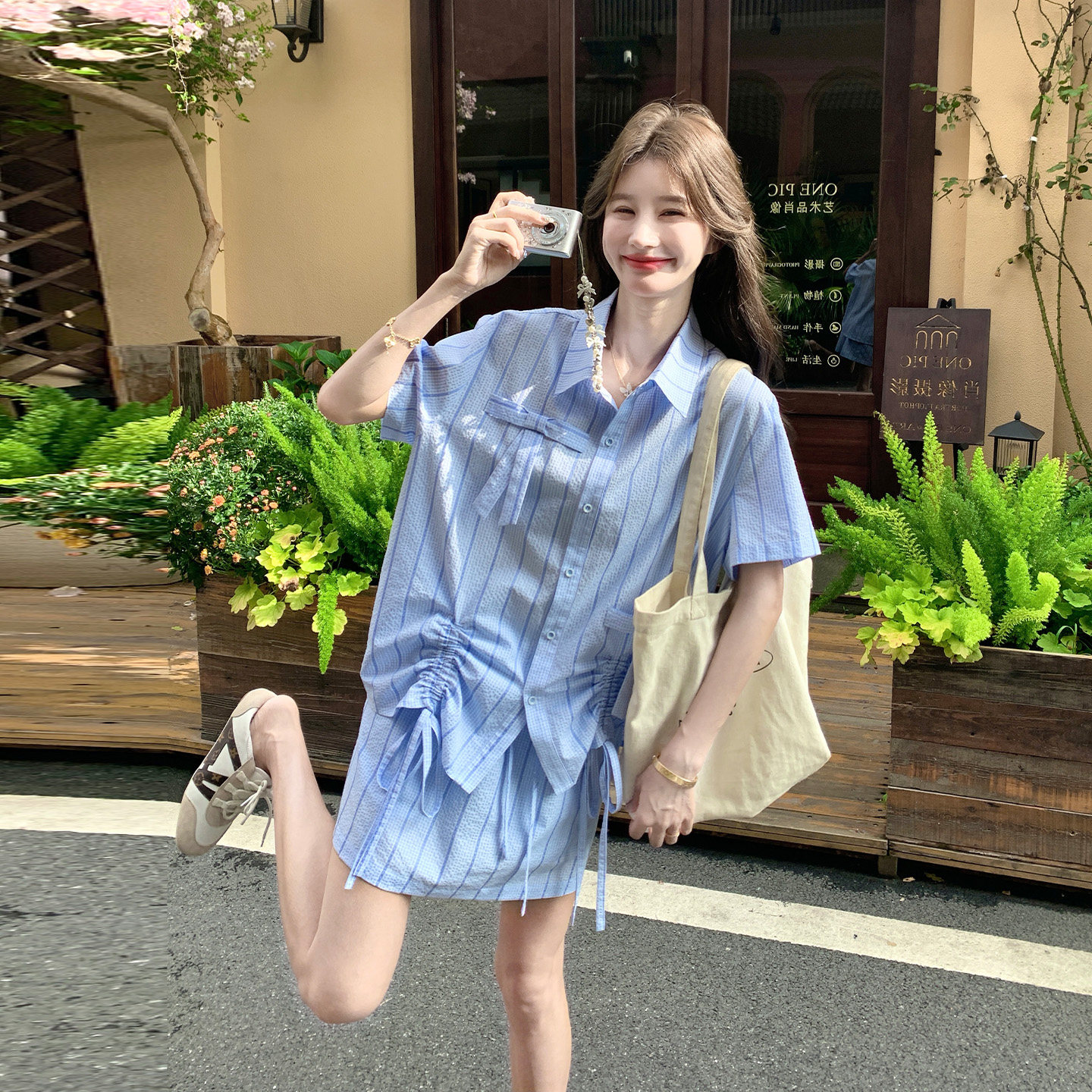 蓝色格纹娃娃领衬衫花苞短裙套装