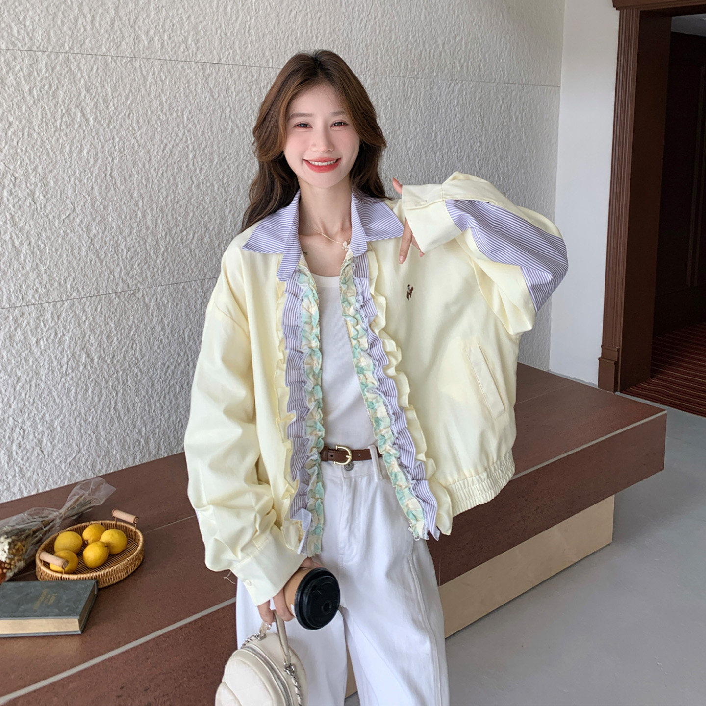 早秋明媚黄木耳边翻领短外套女