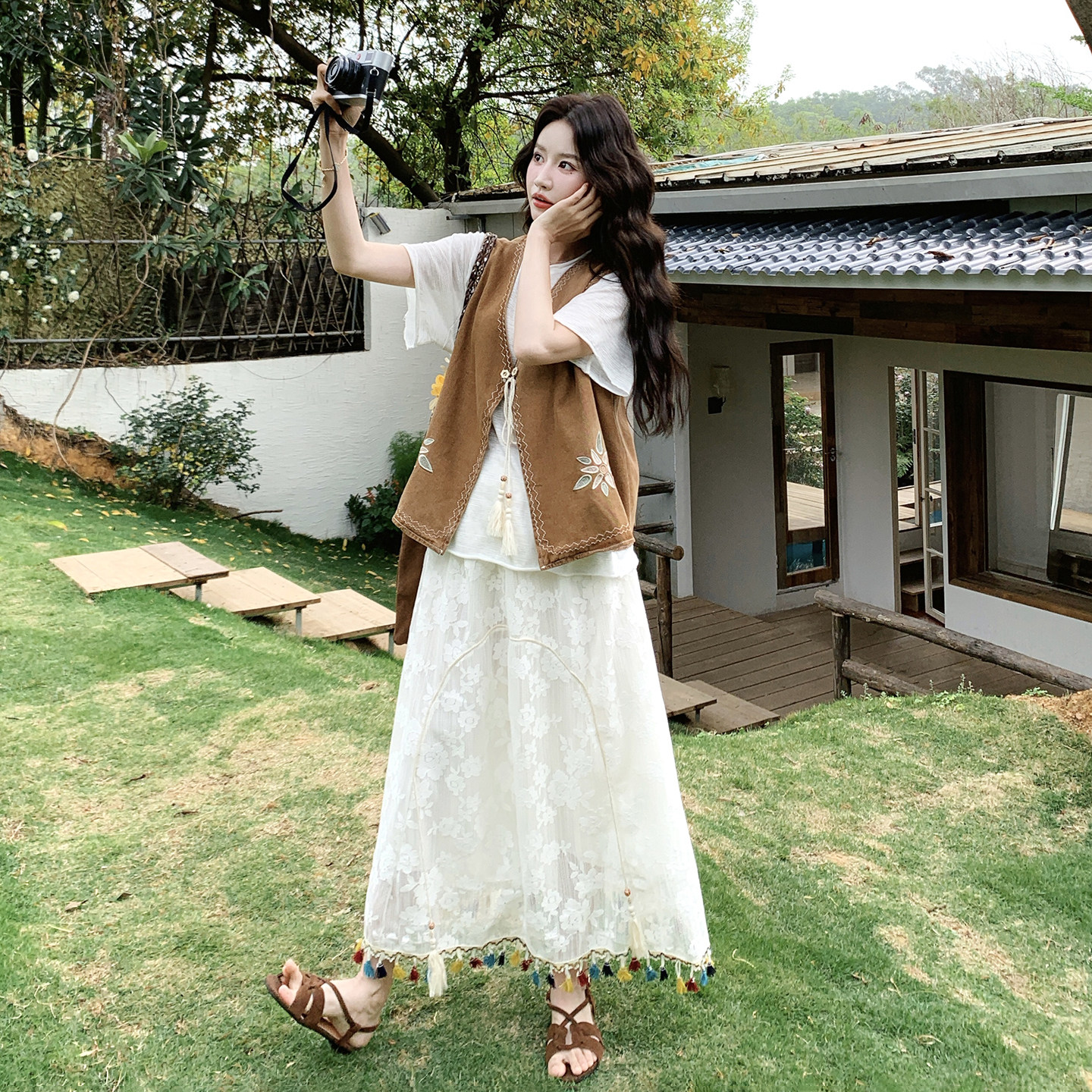 文艺复古绣花马甲套装女2026夏新款短袖T恤蕾丝流苏半身裙三件套