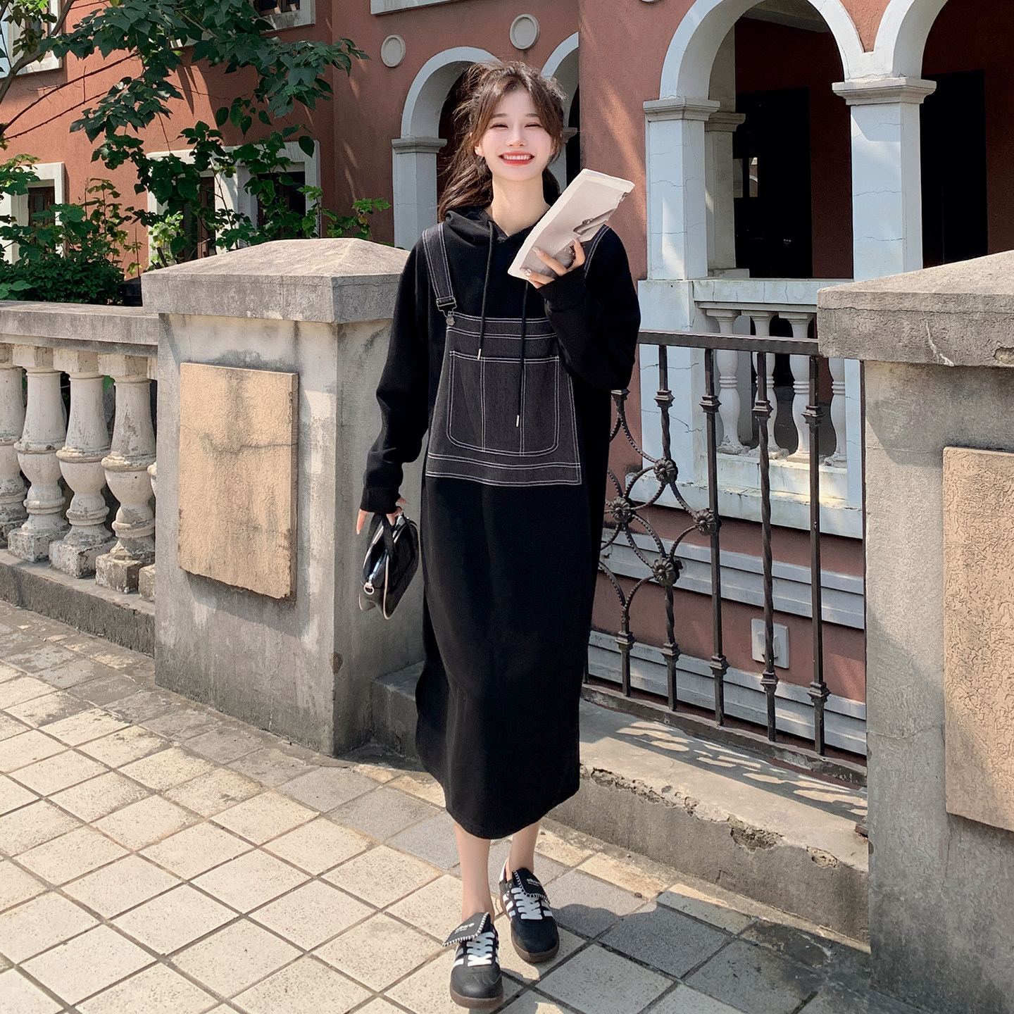 黑色简约减龄牛仔拼接连衣裙女2026春新款韩系抽绳连帽休闲卫衣裙