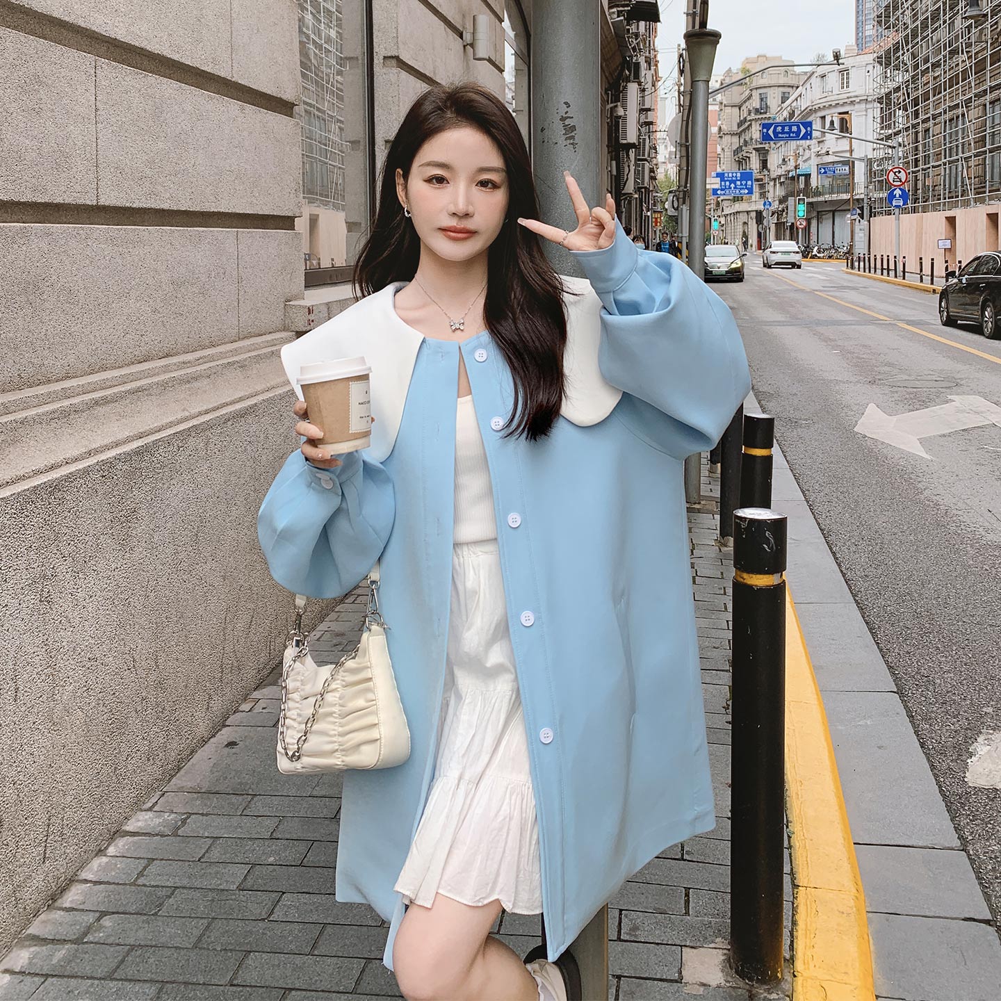 蓝色俏皮减龄少女感漂亮外套2026秋新款韩系甜美风撞色娃娃领风衣