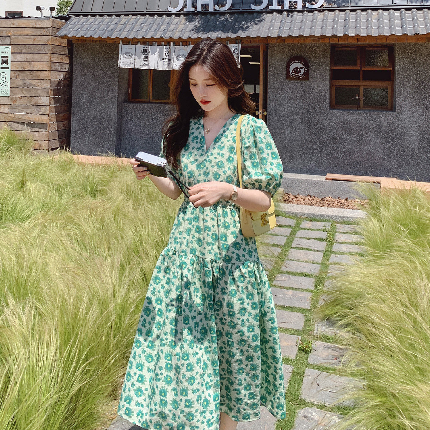 法式绿色碎花连衣裙女夏V领