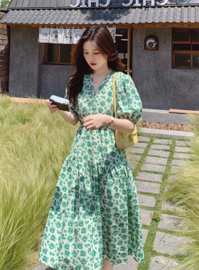绿色法式田园风碎花V领连衣裙女2026夏季新款超好看漂亮收腰长裙