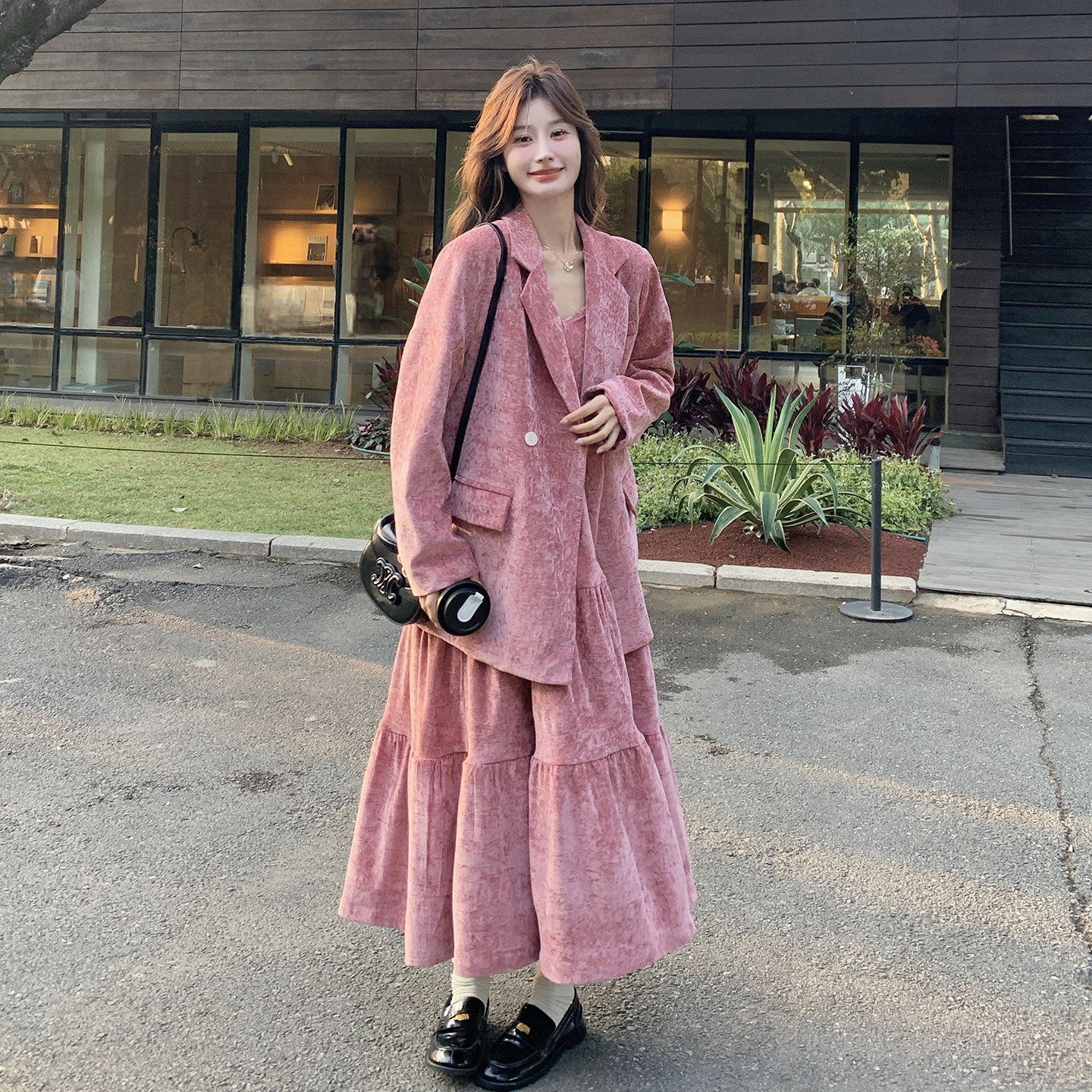 粉色气质款慵懒风西装套装女2026春季新款韩系高级感吊带裙两件套
