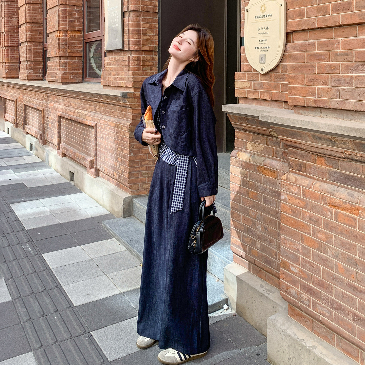藏青色又酷又飒时尚套装女春2026新款短外套格子吊带阔腿裤三件套