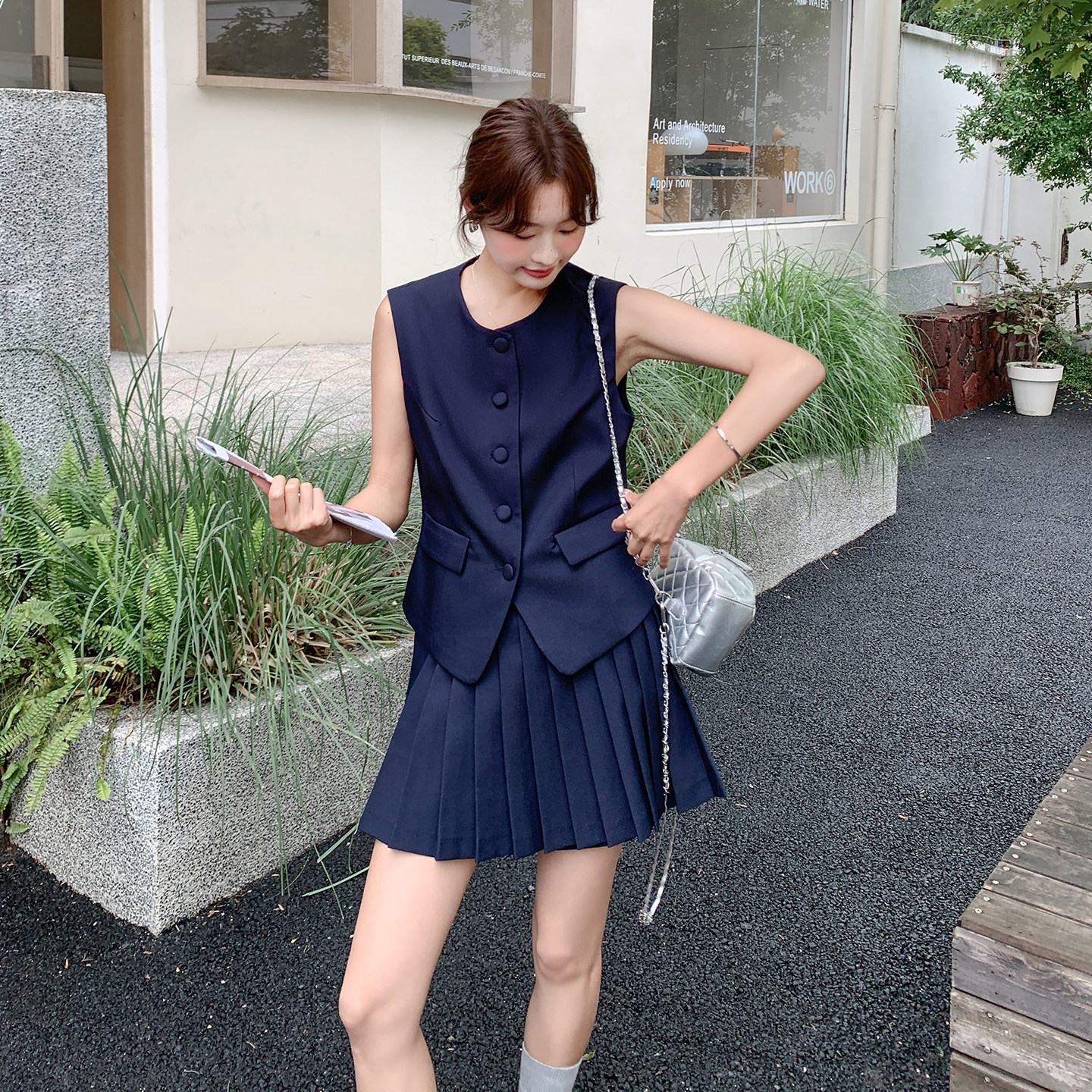 藏青色可盐可甜松弛感套装女2026夏日小个子无袖背心百褶裙两件套