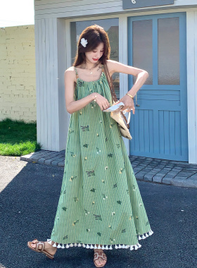 绿色森系清新灵动流苏刺绣连衣裙女2026夏日海岛度假风条纹吊带裙