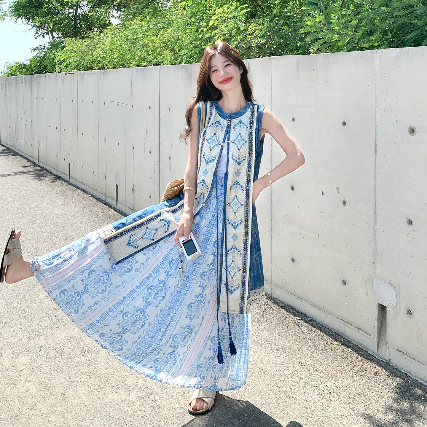 蓝色轻国风套装女2026夏新款设计感刺绣长款马甲印花半身裙两件套