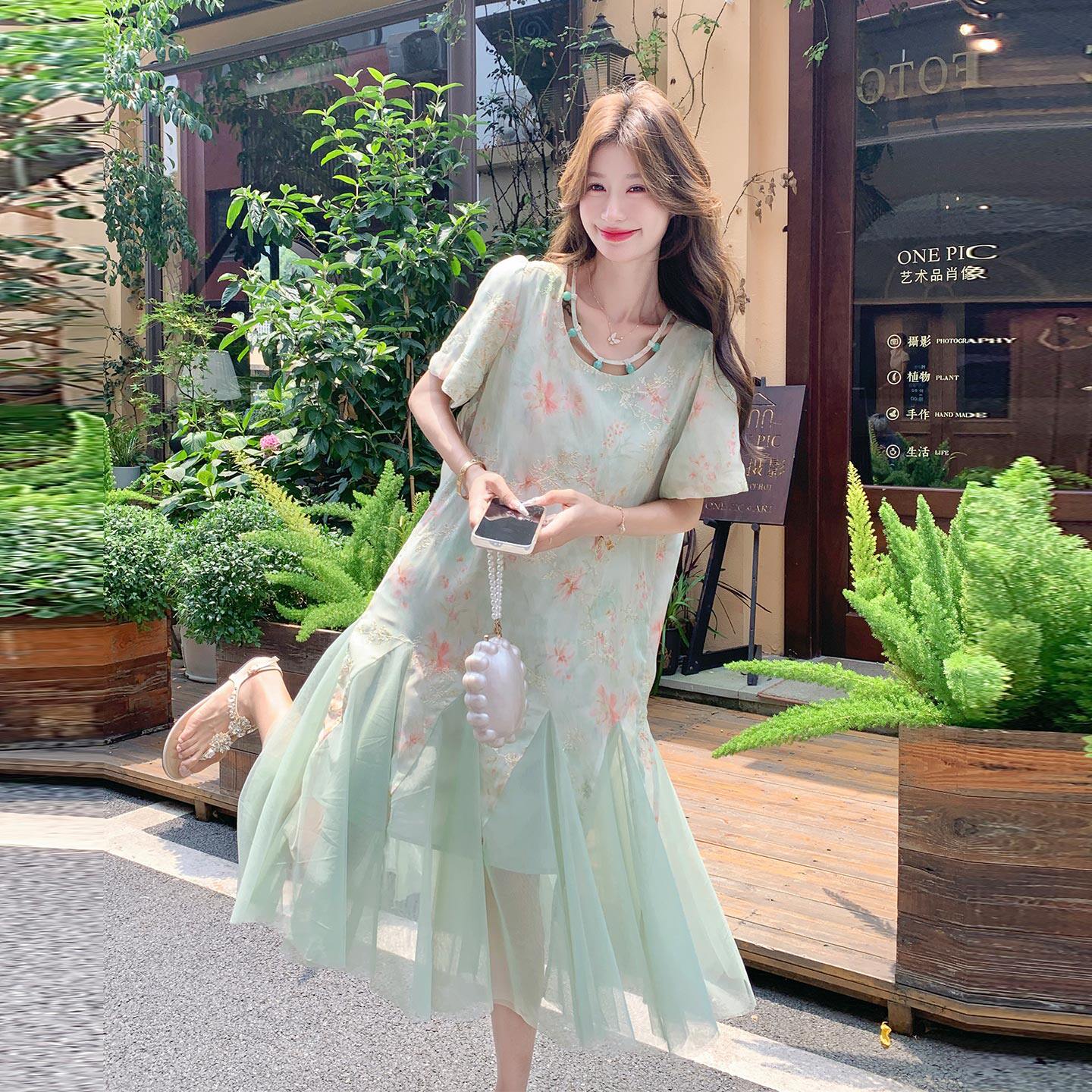绿色森系清新减龄度假风连衣裙女2026新款法式浪漫风刺绣拼接长裙