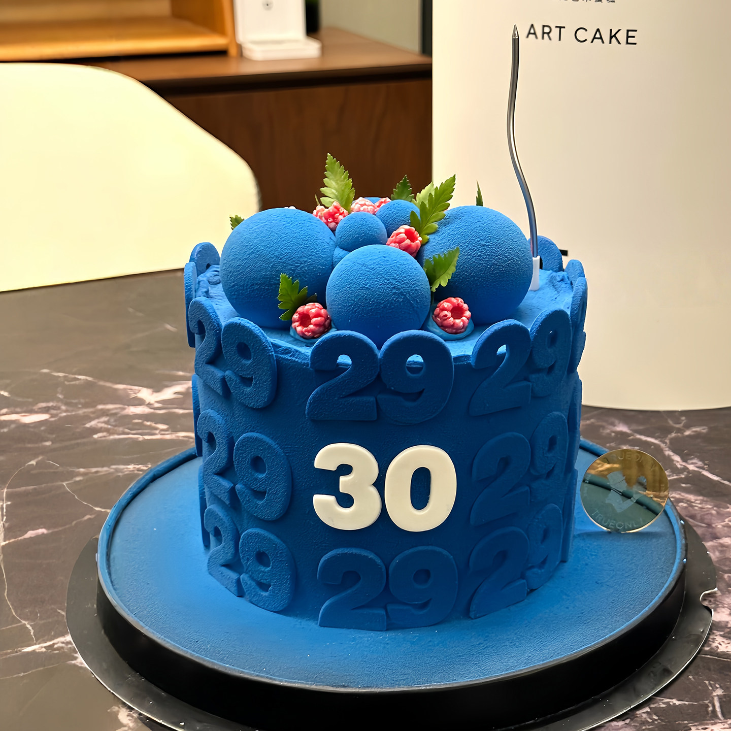 创意30岁克莱因蓝生日蛋糕装饰