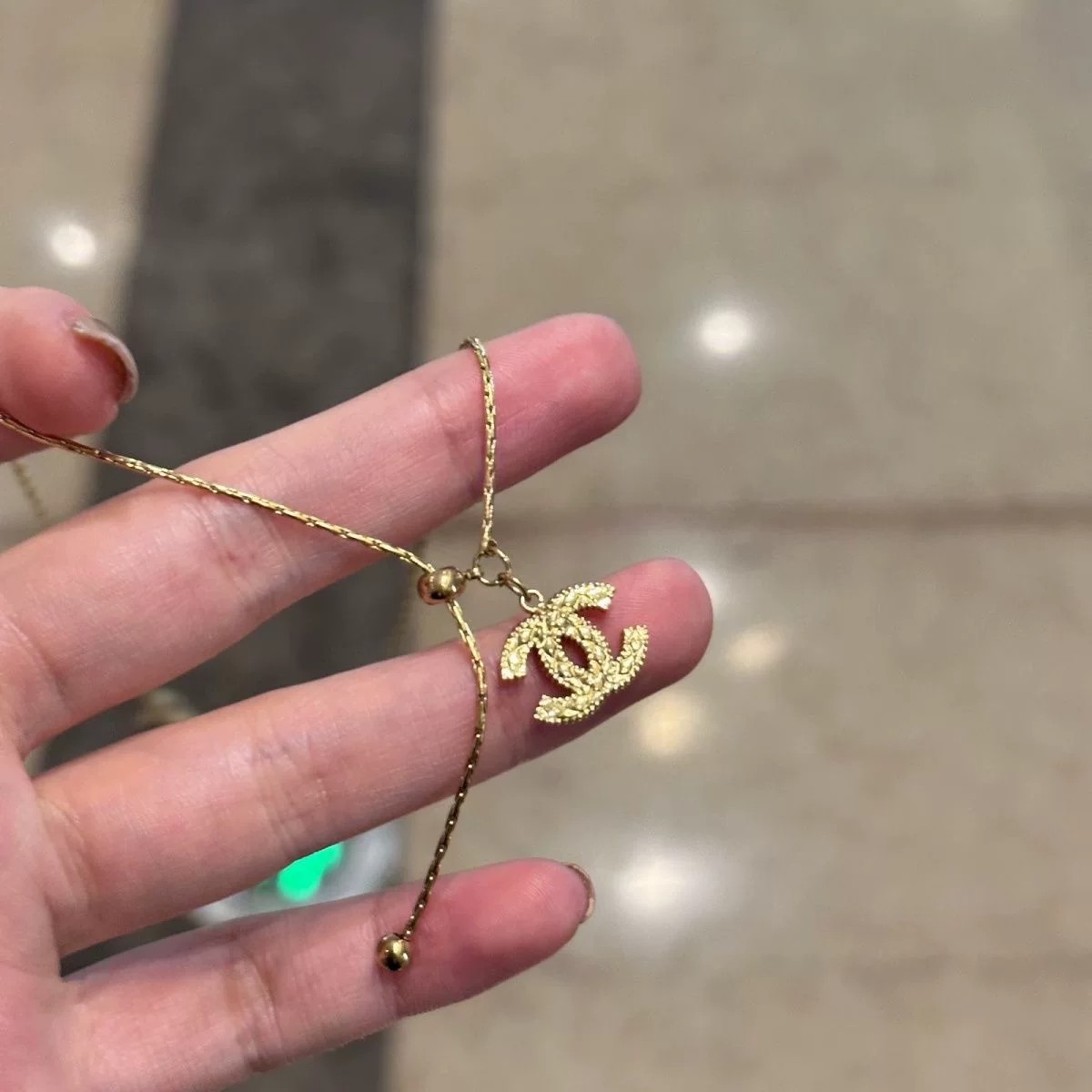【点亮衣领 惊艳全场】金色双C标志百搭款女士装饰性项链