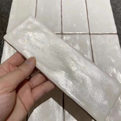 珍珠釉光奶油白长条凹凸手工墙砖