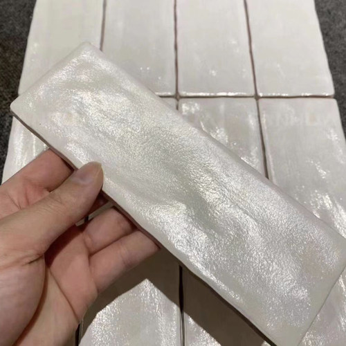 珍珠釉光奶油白长条凹凸手工墙砖