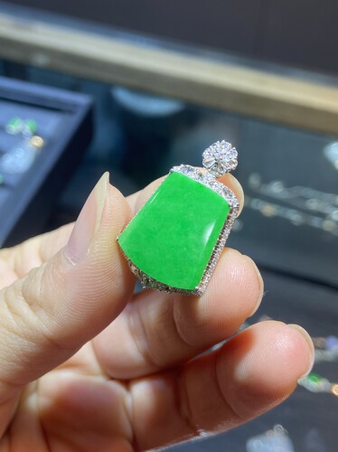 缅甸A货阳绿无事牌吊坠18K金满绿高档无事牌挂件