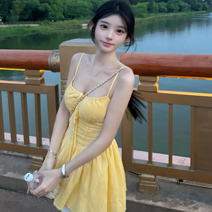 奶油黄芭蕾风甜美度假吊带A字裙2025纯欲收腰花边拼接公主连衣裙