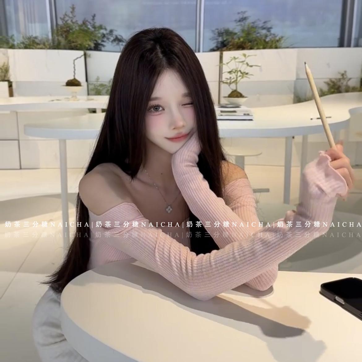 纯欲粉色大u领紧身短款长袖