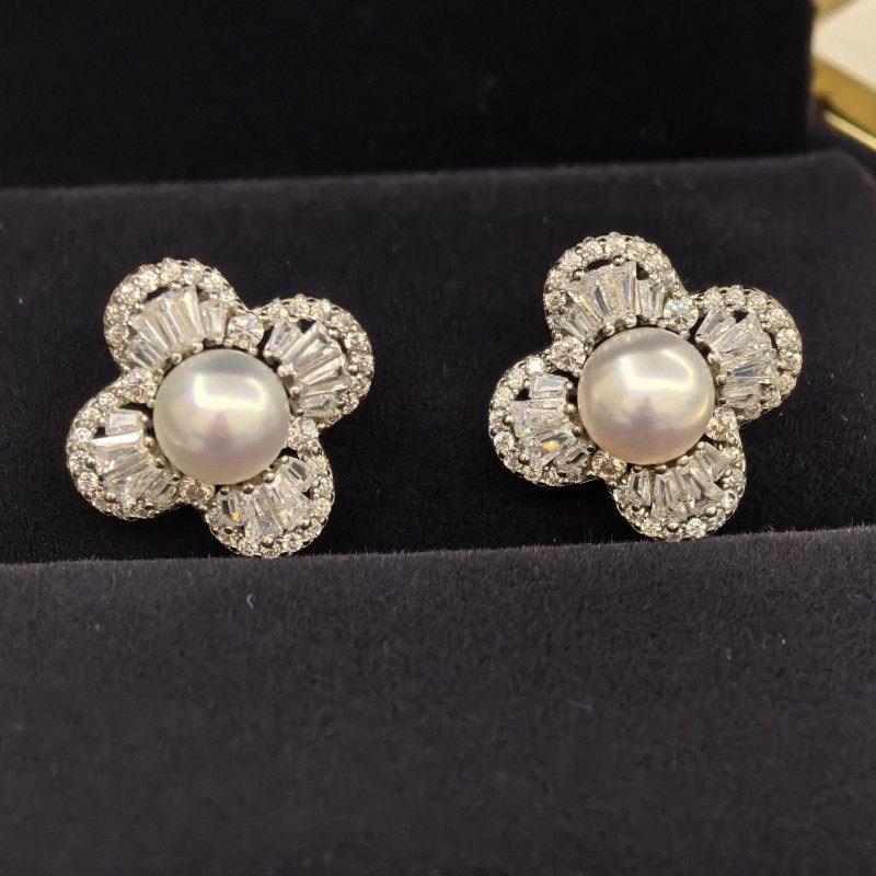 天然淡水珍珠强光白珠通体s925纯银精工豪镶嵌花瓣耳钉,珠宝/钻石/翡翠,耳饰,淘宝优惠券,粉丝福利购,淘宝优惠卷