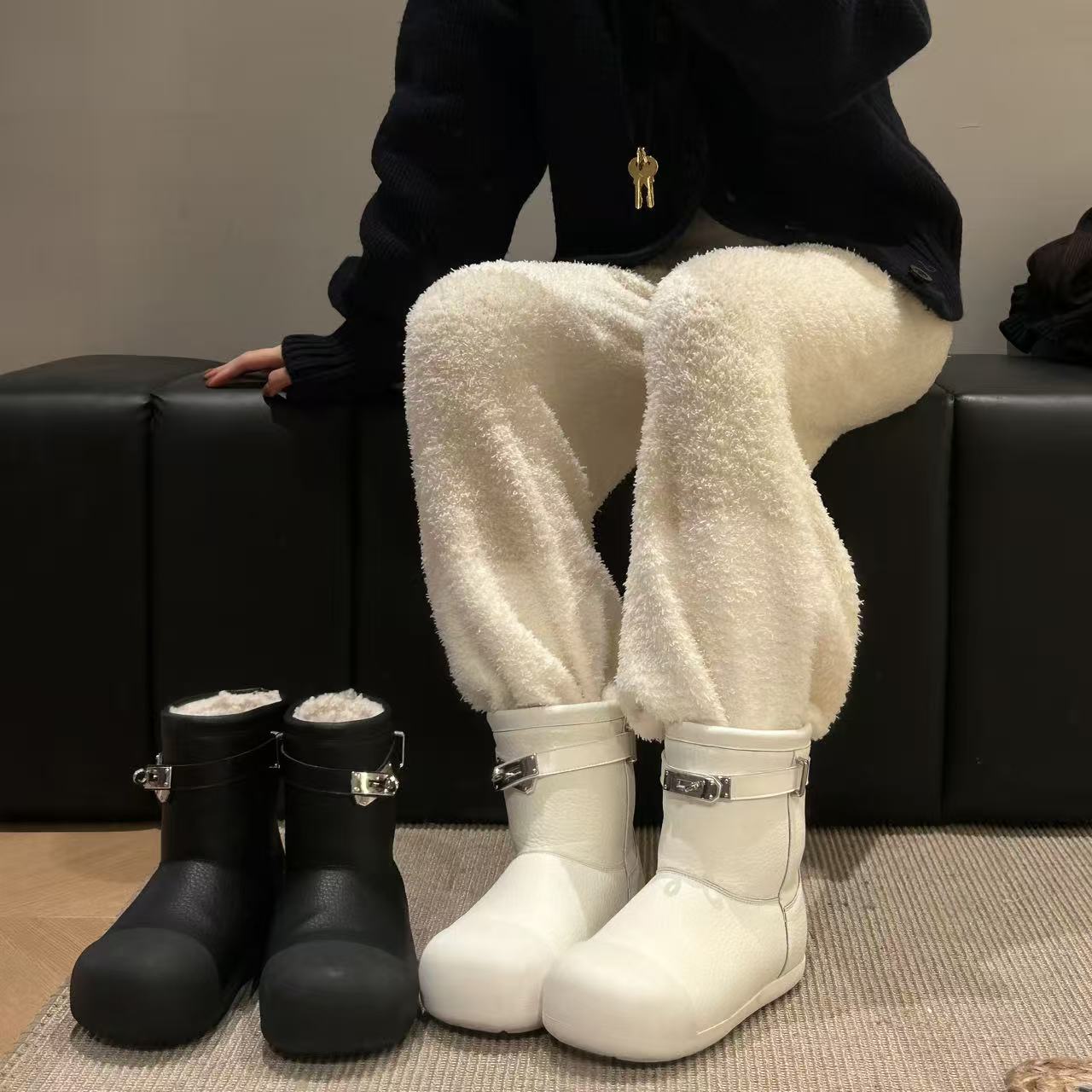 H55女鞋熊掌千金2025冬季新款加绒皮面皮带扣短筒百搭防水雪地靴