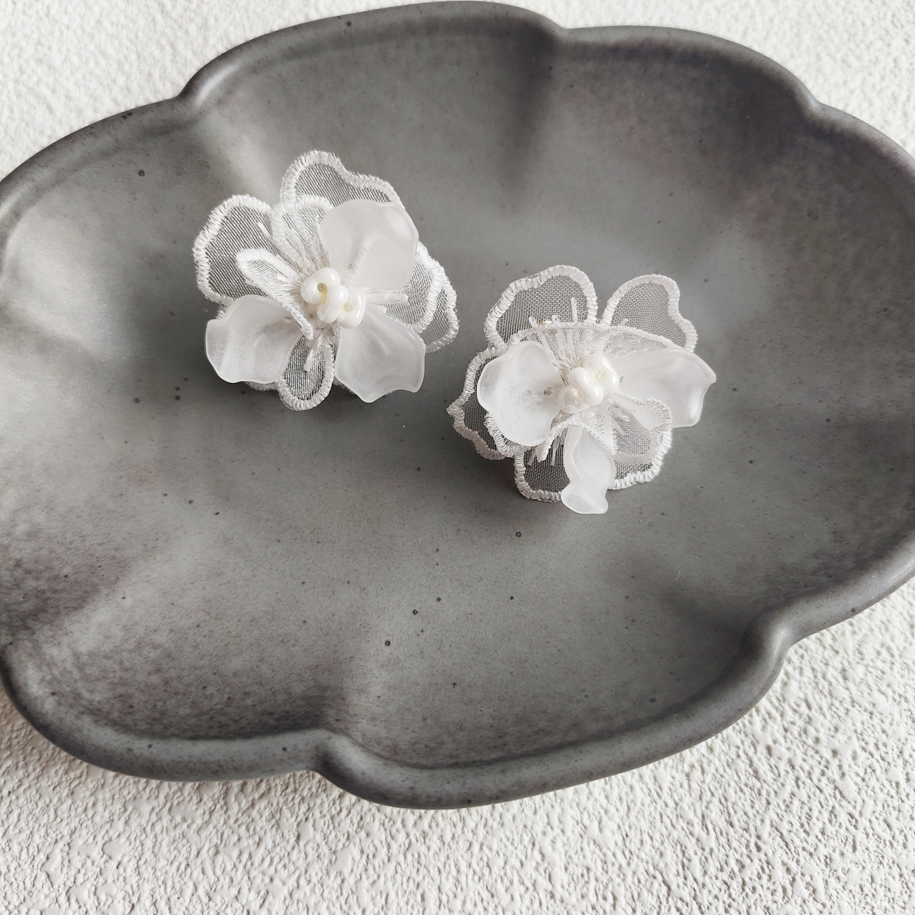 kari show手工日系刺绣款ins风仙女款亮白色花朵刺绣花瓣耳钉耳饰