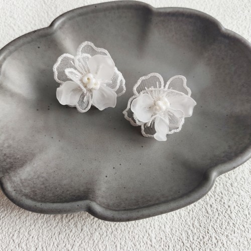 kari show手工日系刺绣款ins风仙女款亮白色花朵刺绣花瓣耳钉耳饰
