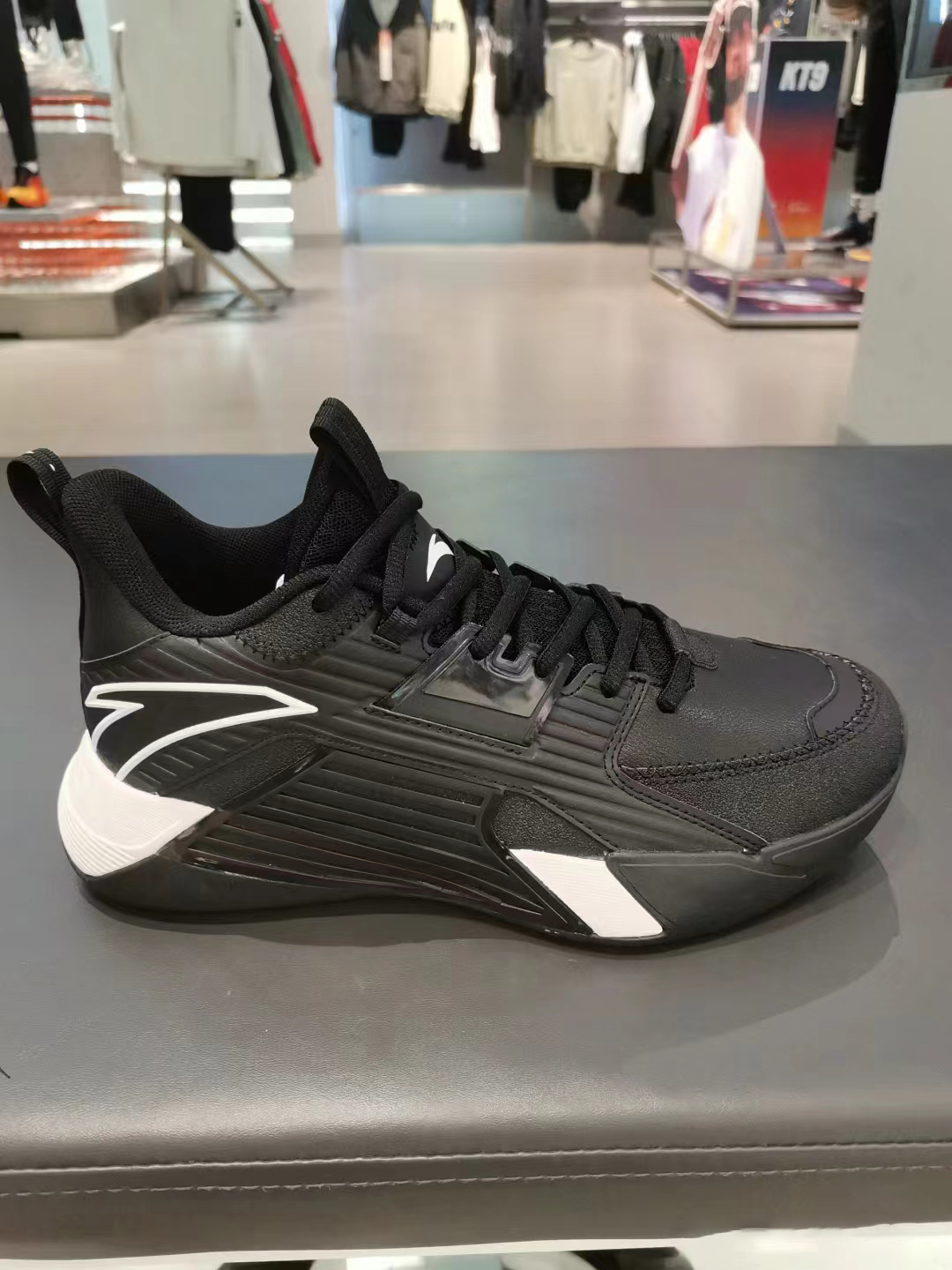 安踏男子缓震低帮防扭篮球鞋