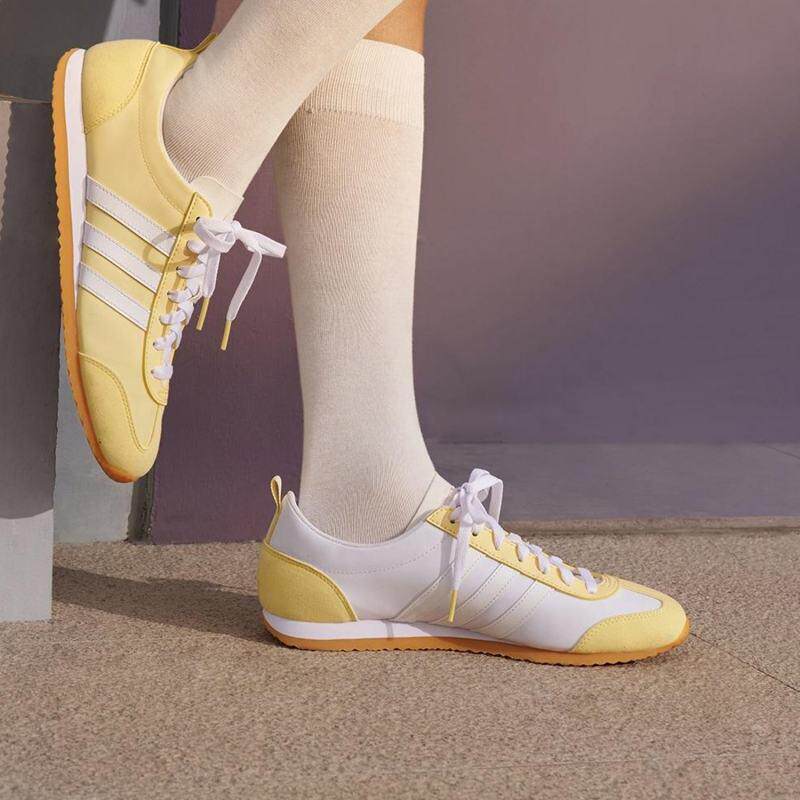 阿迪达斯男女同款休闲鞋