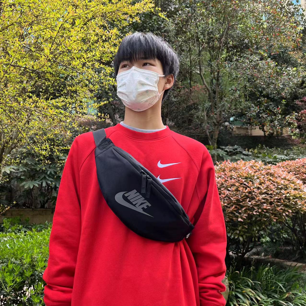 休闲斜挎包单肩包耐克