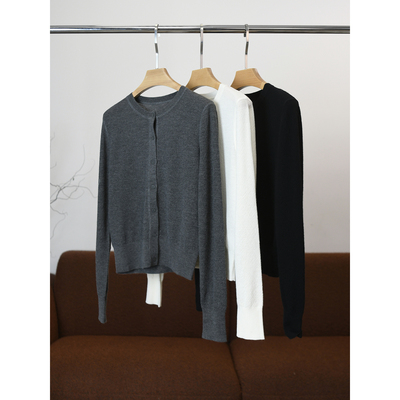 颖颖家旺财系列 纯羊绒轻柔圆领螺纹边排扣针织开衫简约高级W1372
