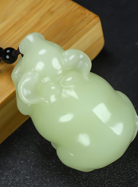 生肖牛和田青白玉牛把件