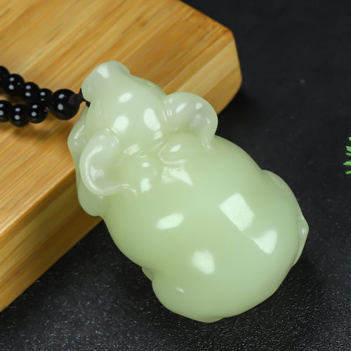 生肖牛和田青白玉牛把件