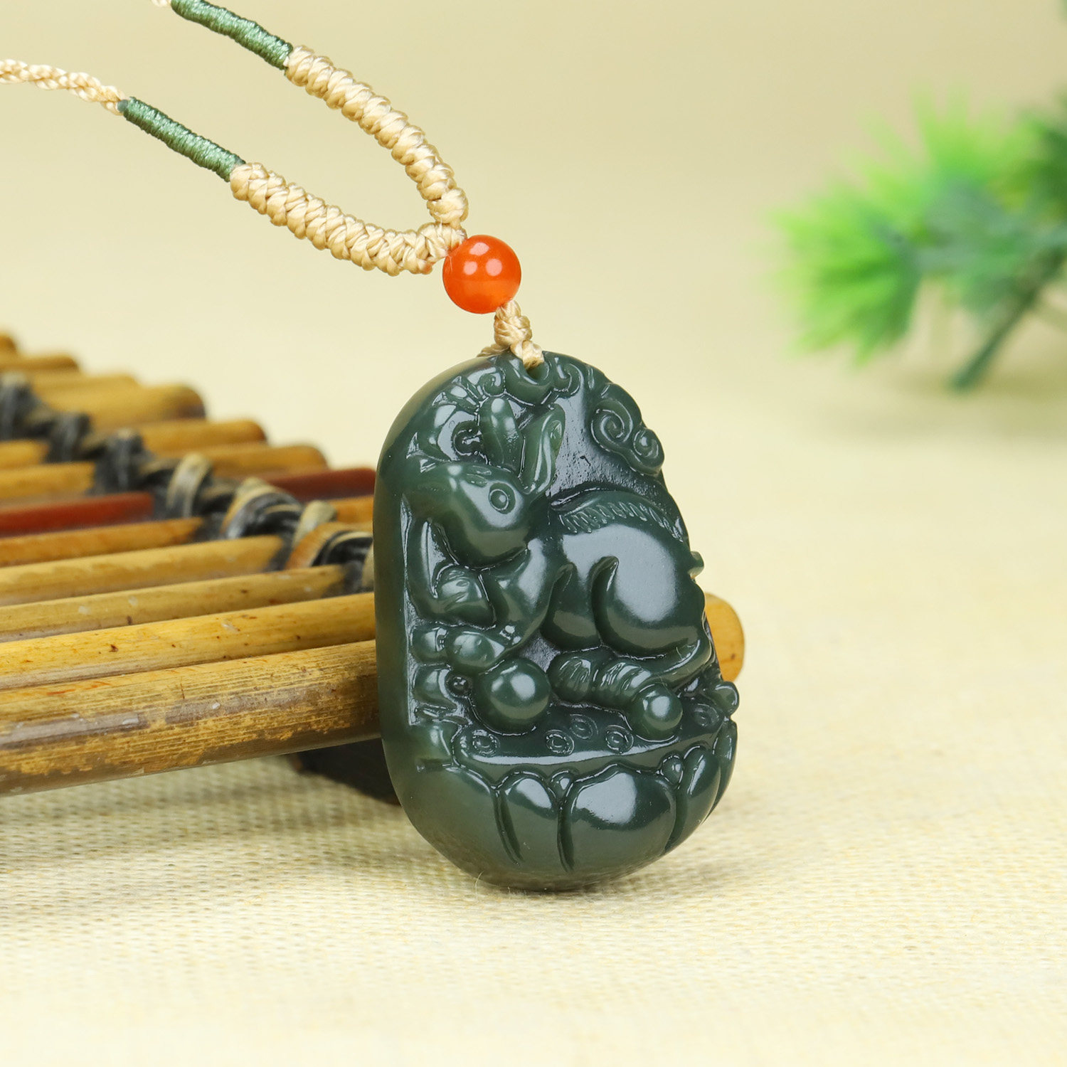 天然和田玉兔子吊坠黑墨绿青玉生肖兔挂件坠男女款属相玉佩项链