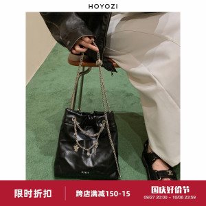 【小优家包包】HOYOZI小徽章水桶包包女2023新款链条单肩斜挎包