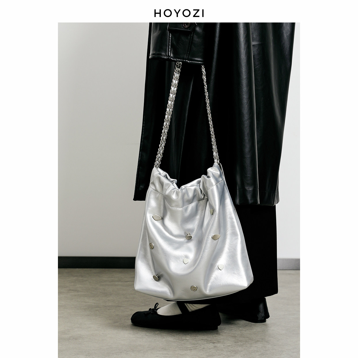 【小优家包包】HOYOZI小徽章铆钉水桶包包女士2025新款单肩软皮包,箱包皮具/热销女包/男包,水桶包,淘宝优惠券,粉丝福利购,淘宝优惠卷