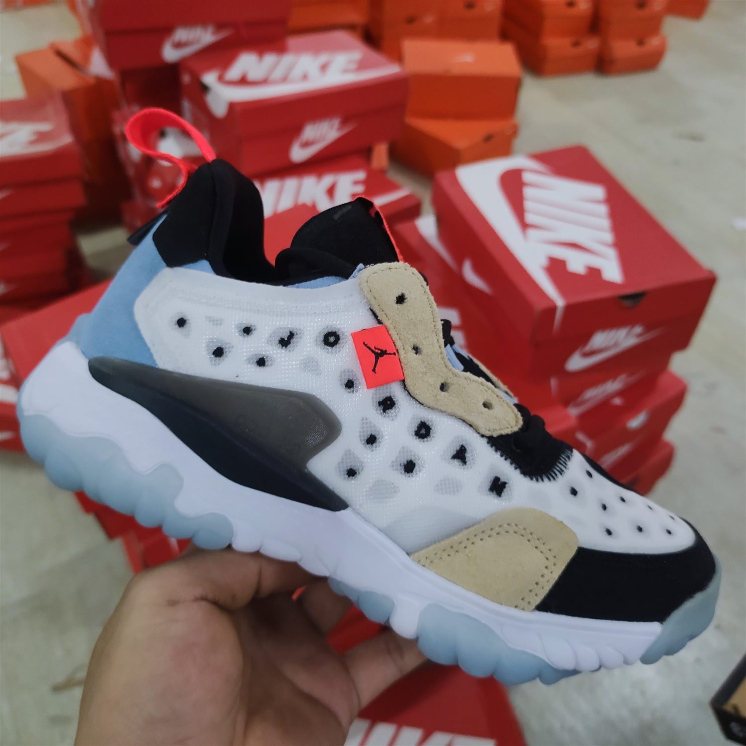 Nike/耐克女子 JORDAN DELTA 2跑步训练低帮运动篮球鞋CW0913-100