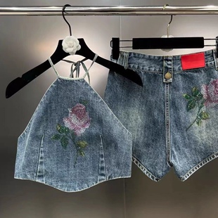女童套装2024年夏季新款挂脖镶钻玫瑰花背心+松紧腰短裤牛仔套装