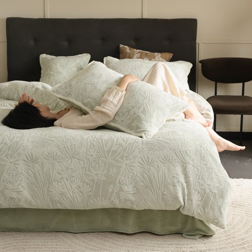 温暖的牛奶绒四件套浪漫花影