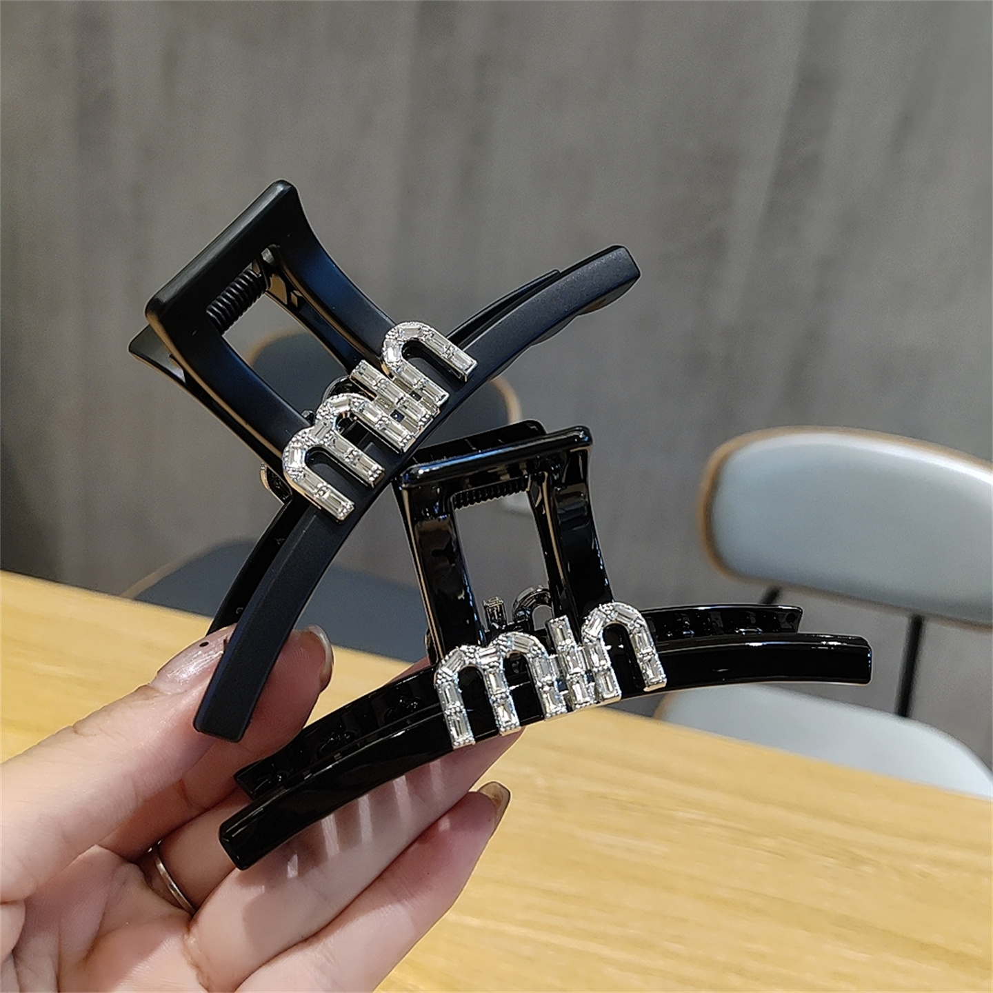 韩国新款高级感水钻鲨鱼夹发饰