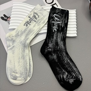 春秋时尚设计款潮袜泼墨硅胶字母个性中筒袜外穿搭配鲨鱼裤黑白色