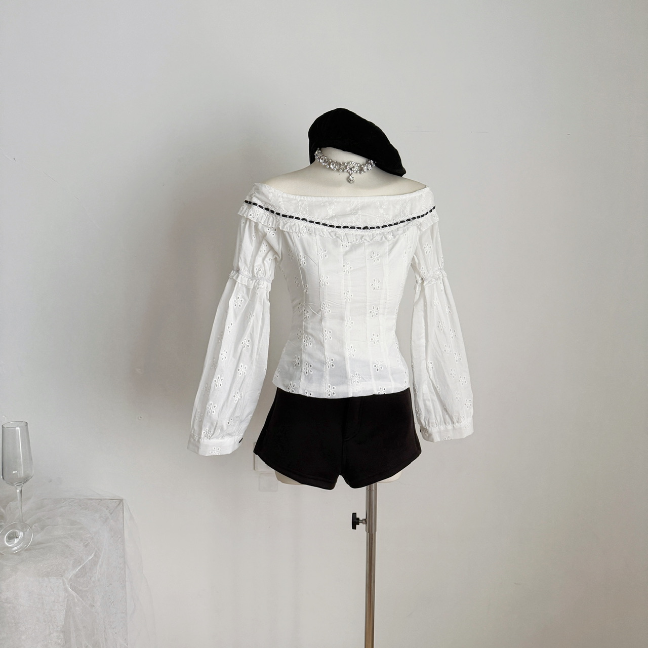 2025秋季纯欲风甜美一字肩收腰长袖衬衫女镂空绣花上衣显瘦