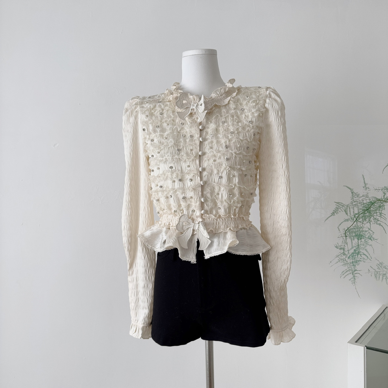 网红同款2025冬季新款高定款气质蝴蝶结别针钉珠压褶设计衬衫衬衣