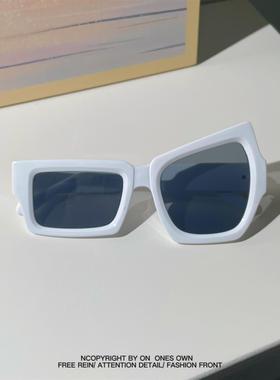 无聊了戴个挑逗眼镜! 大小眼不对称拽拽的墨镜 不规则太阳眼镜