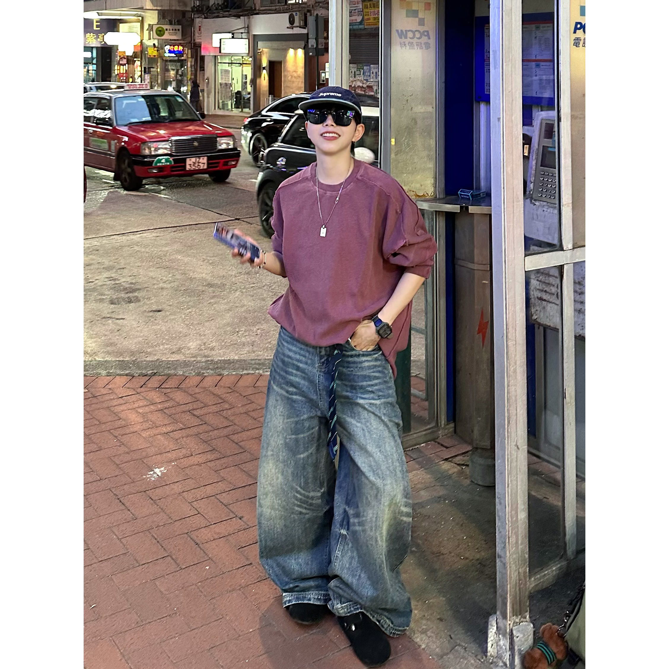 很显瘦的做旧水洗弯刀牛仔裤